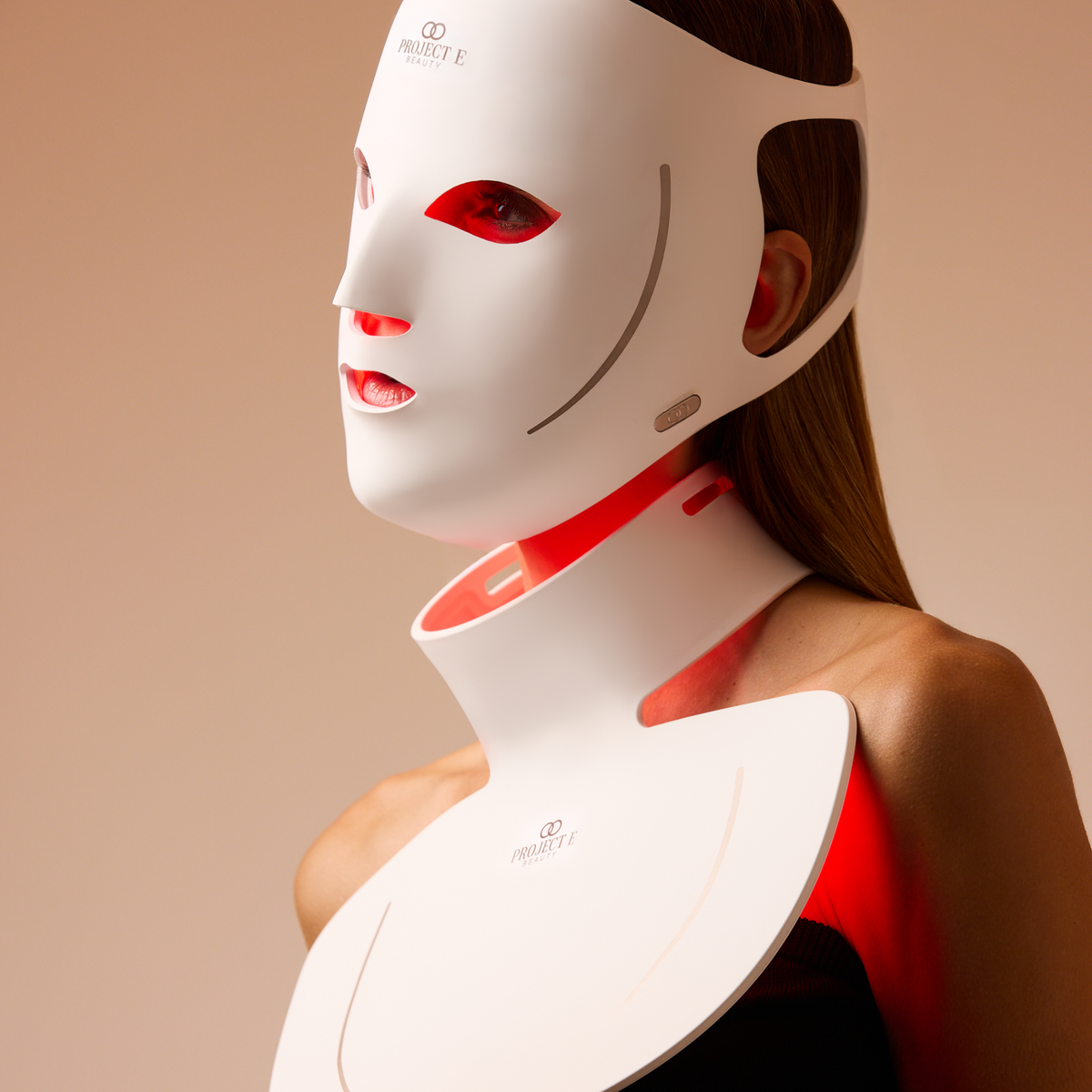 Vista lateral de una mujer con la máscara encendida LumaLux Face+ V2 para rostro y cuello