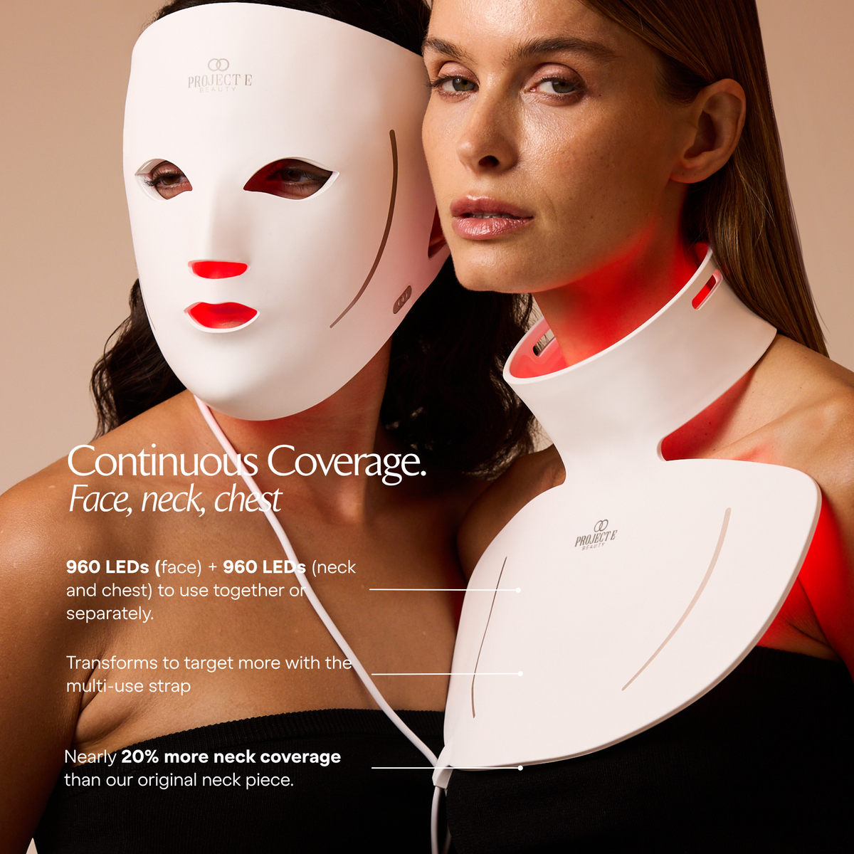 Mujer con el panel de cuello LumaLux Face+ V2 mientras sostiene la máscara junto al rostro