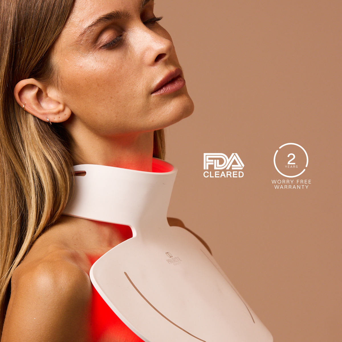 Mujer con el panel de cuello LumaLux Face+ V2 encendido junto a sellos de autorización regulatoria y garantía